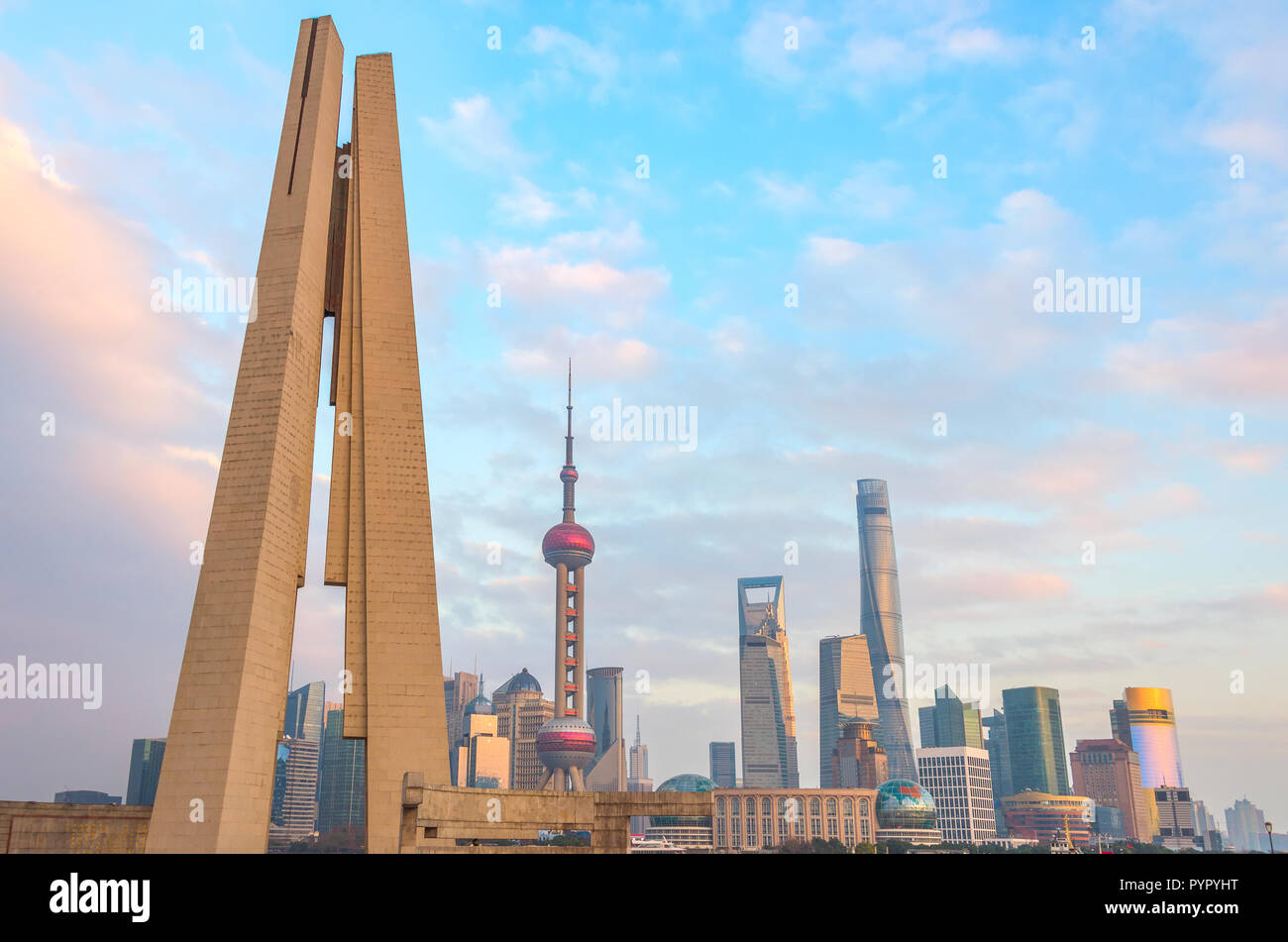 Sunset skyline di Shanghai metropoli con architettura moderna e la famosa torre della TV, Cina Foto Stock