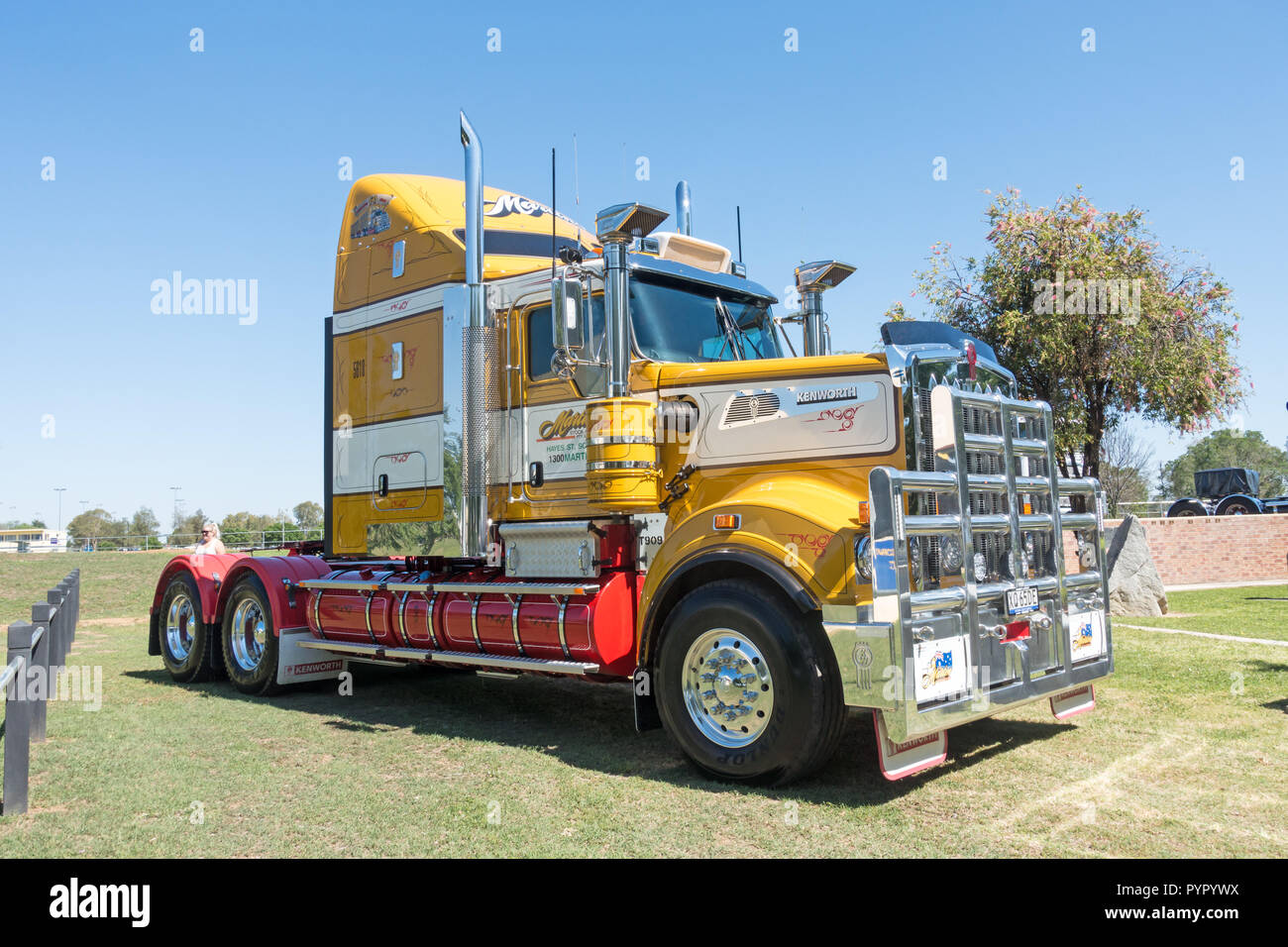 Un Kenworth naso lungo prime mover carrello con cromato pesantemente bull bar. Foto Stock