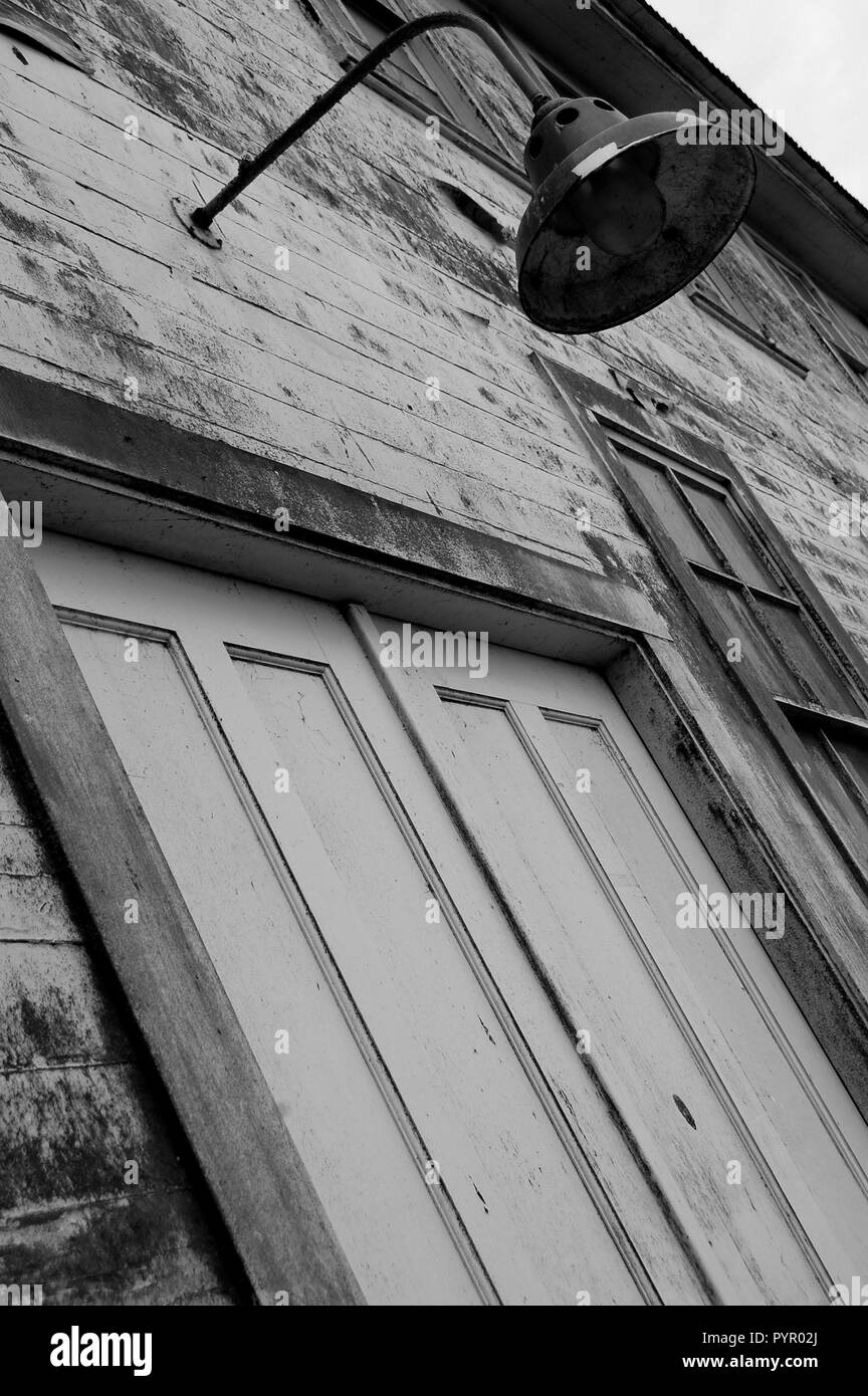 Doppie porte con lampada sull isola di Alcatraz in bianco e nero Foto Stock