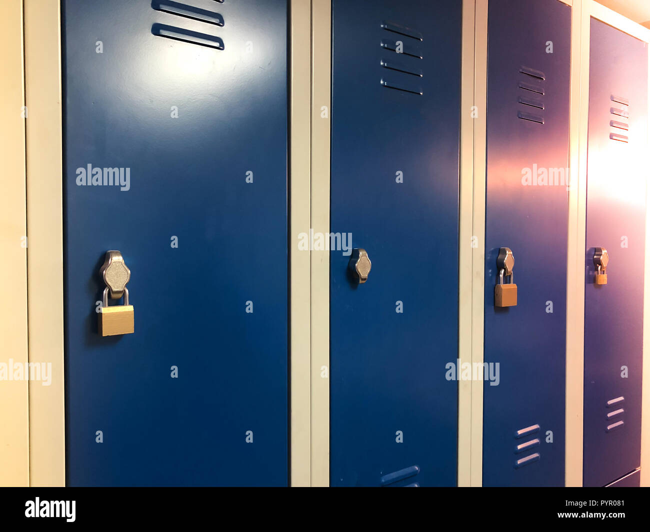 Modifica industriale Cassetti, armadietti con porte blu. Alcuni sono bloccati con lucchetti Foto Stock
