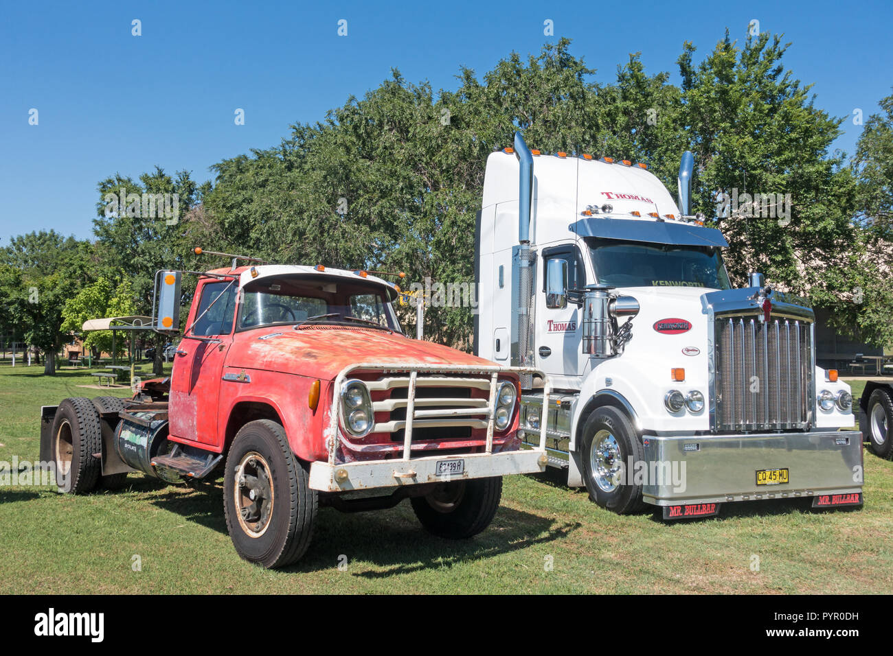 Il vecchio e il nuovo camion. International AB 180 e un lungo naso Kenworth. Foto Stock