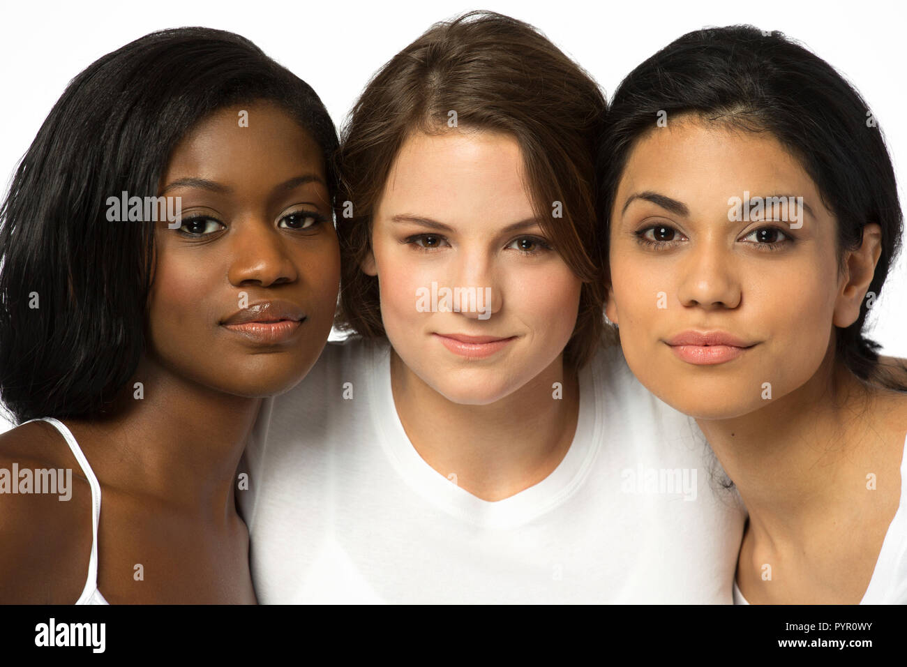 Felice e sorridente donna multiculturale isolato su bianco. Foto Stock