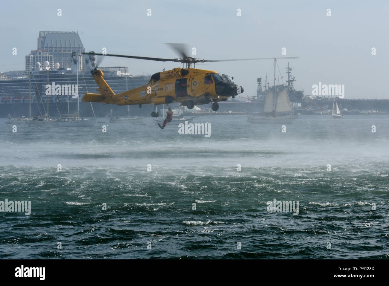Petty Officer di terza classe William Ross, un nuotatore di salvataggio a Coast Guard Settore San Diego, distribuisce attraverso la caduta libera da un MH-60T Jayhawk elicottero durante la ricerca e la dimostrazione di salvataggio nella Baia di San Diego, 28 ottobre 2018. La dimostrazione è stata parte della Coast Guard Settore San Diego la flotta della settimana open house. (U.S. Coast Guard foto di Sottufficiali di 2a classe di Joel Guzman/rilasciato) Foto Stock
