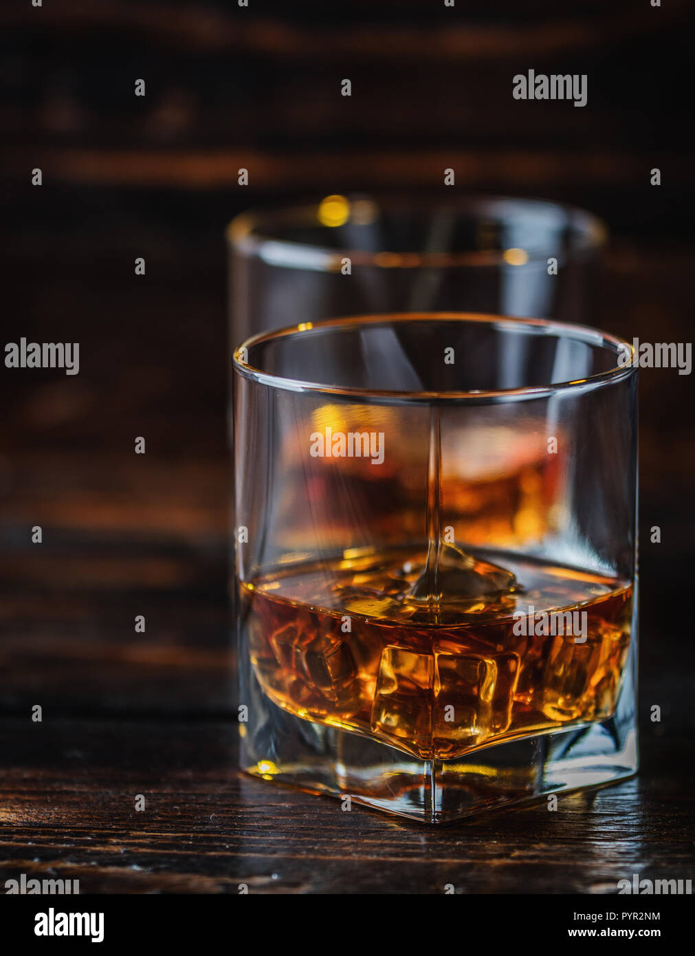 L'alcool bere whisky e whiskey Bourbon o con cubetti di ghiaccio sul legno scuro tabella Foto Stock