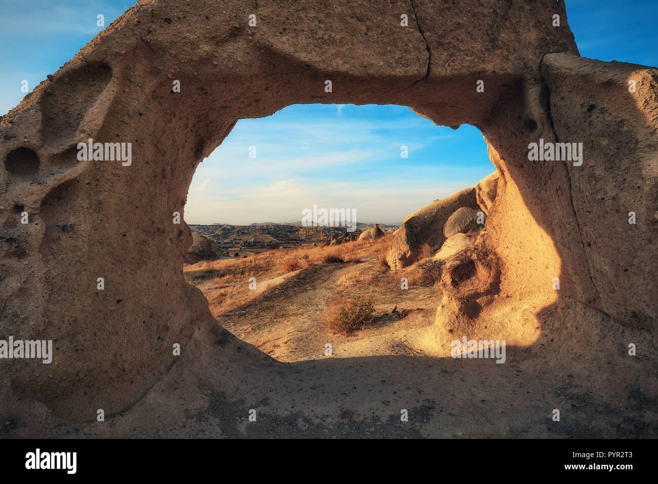 La vista sull'arco roccioso nella valle di spade (Kiliclar vadisi) vicino alla città di Goreme in Cappadocia, Turchia Foto Stock