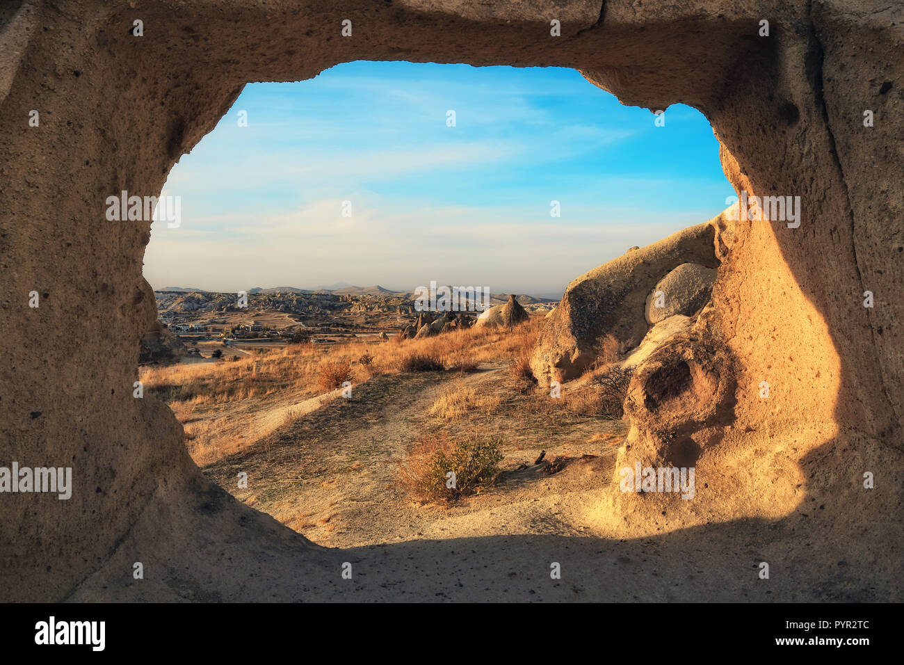 La vista sull'arco roccioso nella valle di spade (Kiliclar vadisi) vicino alla città di Goreme in Cappadocia, Turchia Foto Stock