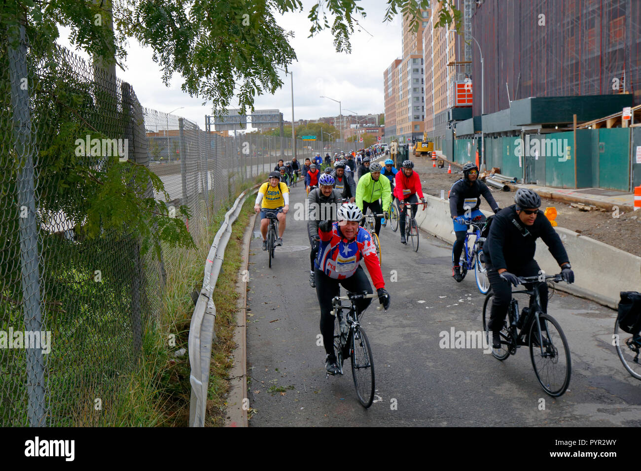 I ciclisti del Tour de Bronx, annualmente una corsa in bicicletta attraverso il Bronx Foto Stock