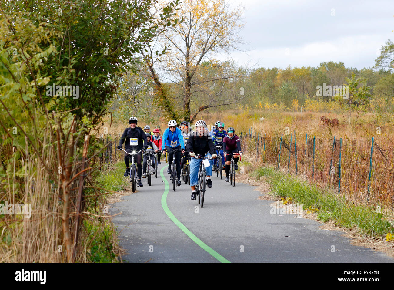 I ciclisti del Tour de Bronx escursioni in bicicletta attraverso il parco Soundview nel punto Clason, Bronx, New York, NY. Foto Stock
