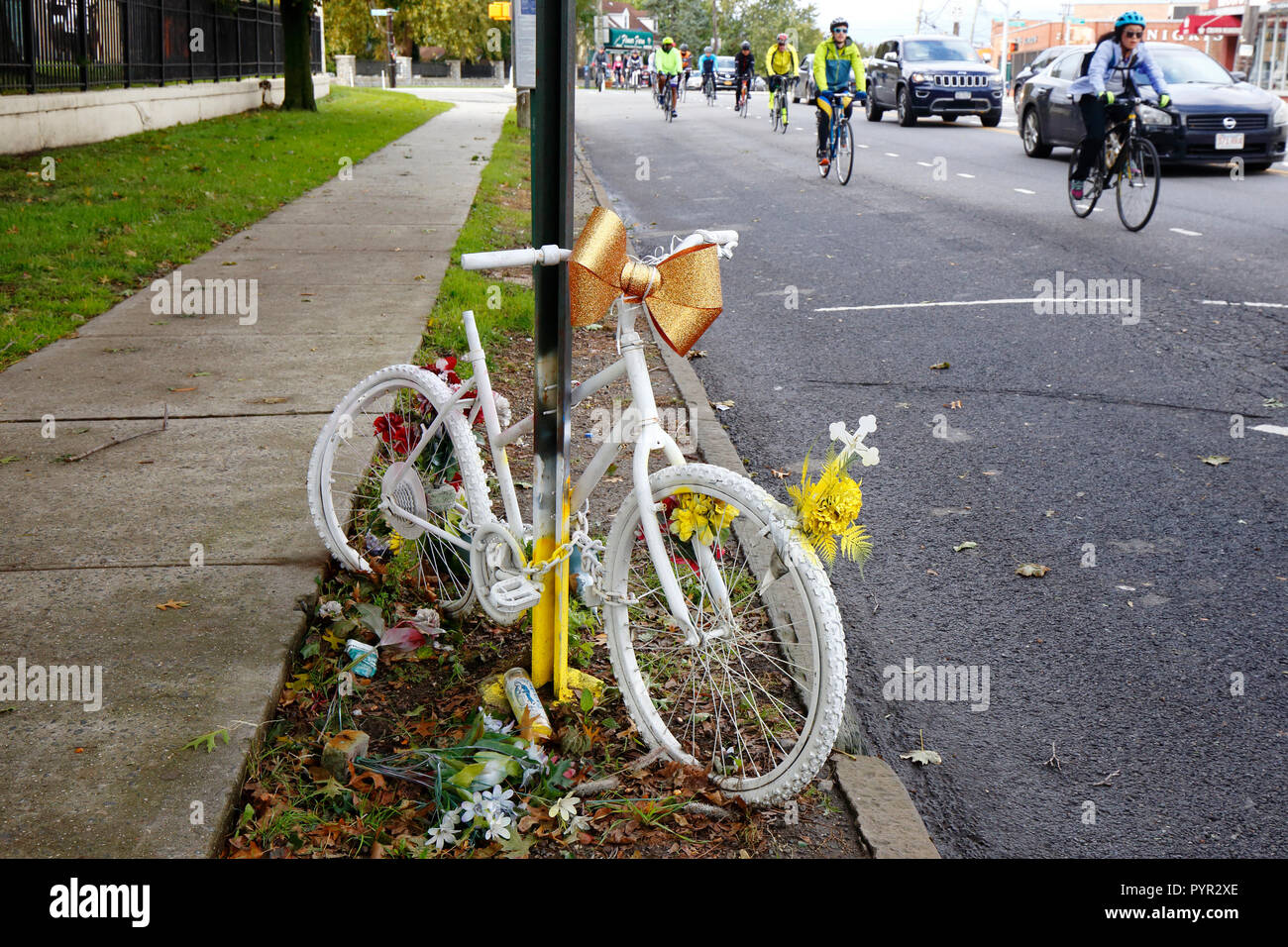Un memoriale di Ghost Bike che segna la morte di un ciclista per una vittima del traffico, Bronx, New York City. Foto Stock