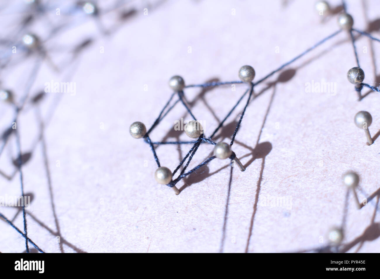 Concetto di una rete sociale con il leader di una struttura di gestione con le tiranterie e di interazione Foto Stock