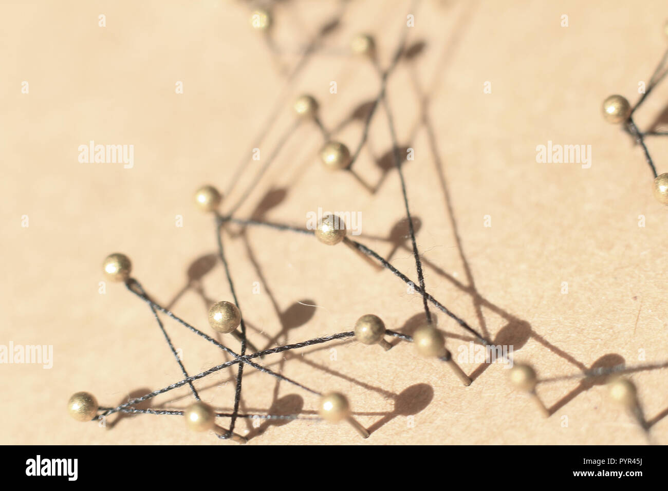 Concetto di una rete sociale con il leader di una struttura di gestione con le tiranterie e di interazione Foto Stock