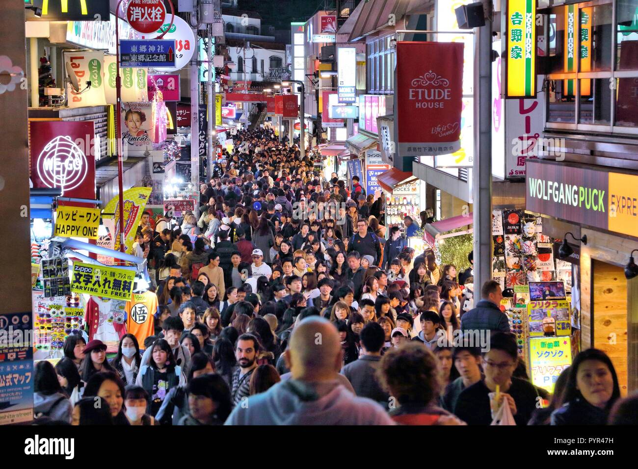 TOKYO, Giappone - 4 dicembre 2016: persone shop di notte in Takeshita Street, quartiere Harajuku di Tokyo, Giappone. Tokyo è la capitale del Giappone. 37,8 Foto Stock