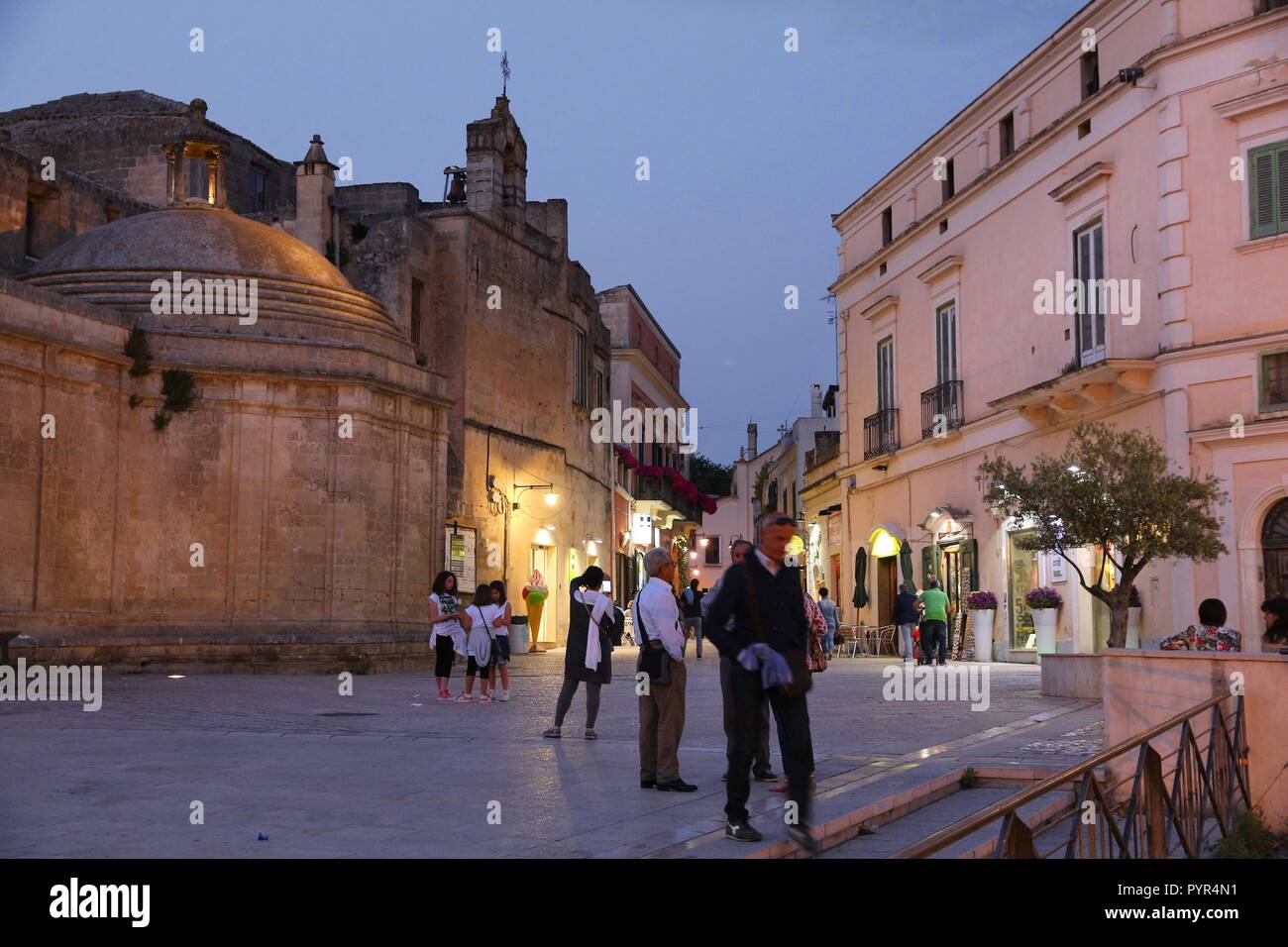 MATERA, Italia - 3 giugno 2017: la gente visita sera Matera, Italia. La Città Vecchia è elencato come un patrimonio mondiale dell UNESCO. Foto Stock