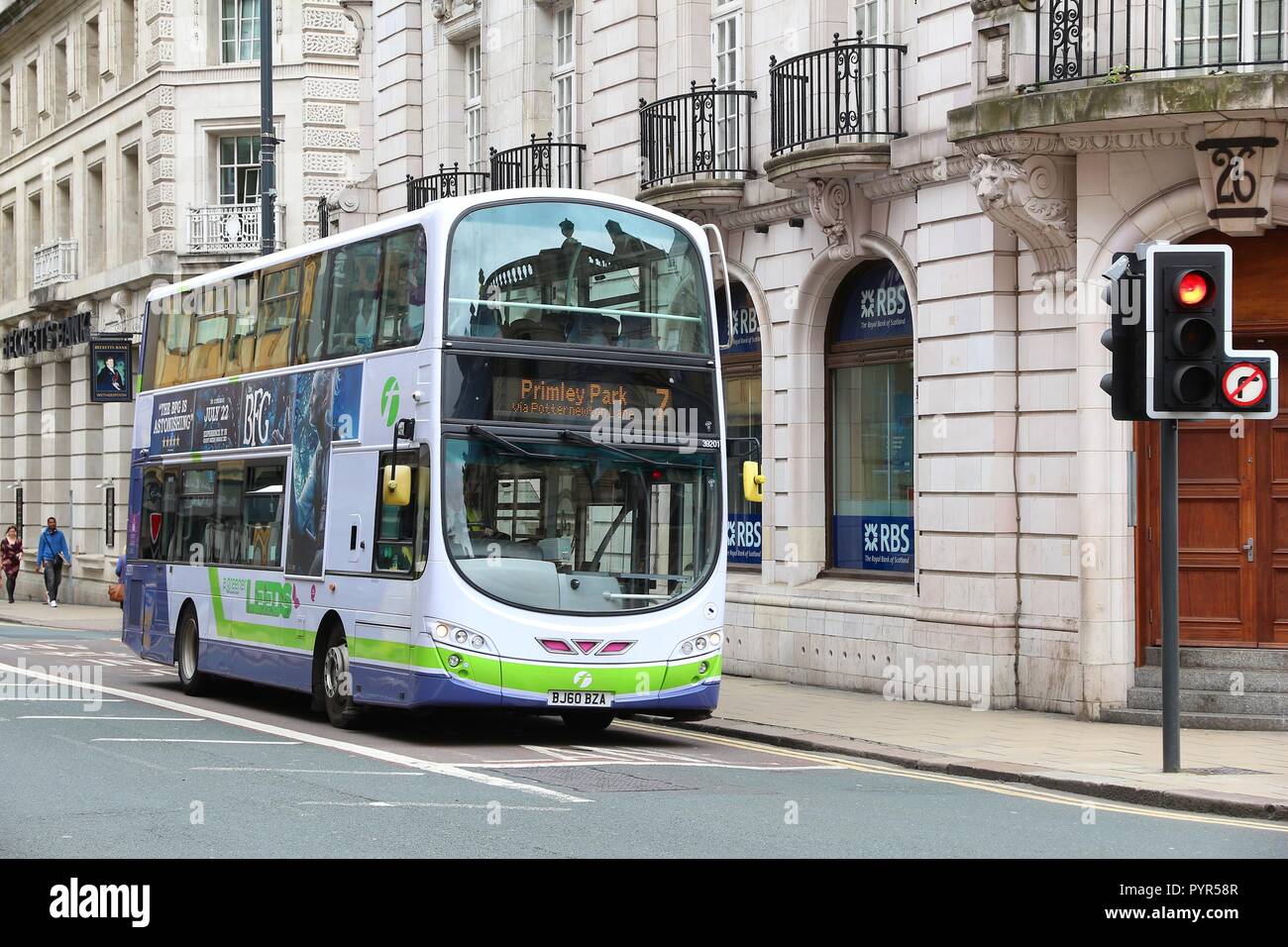 LEEDS, Regno Unito - 12 luglio 2016: la gente ride FirstLeeds double decker bus in Leeds, Regno Unito. FirstGroup impiega 124.000 persone. Foto Stock