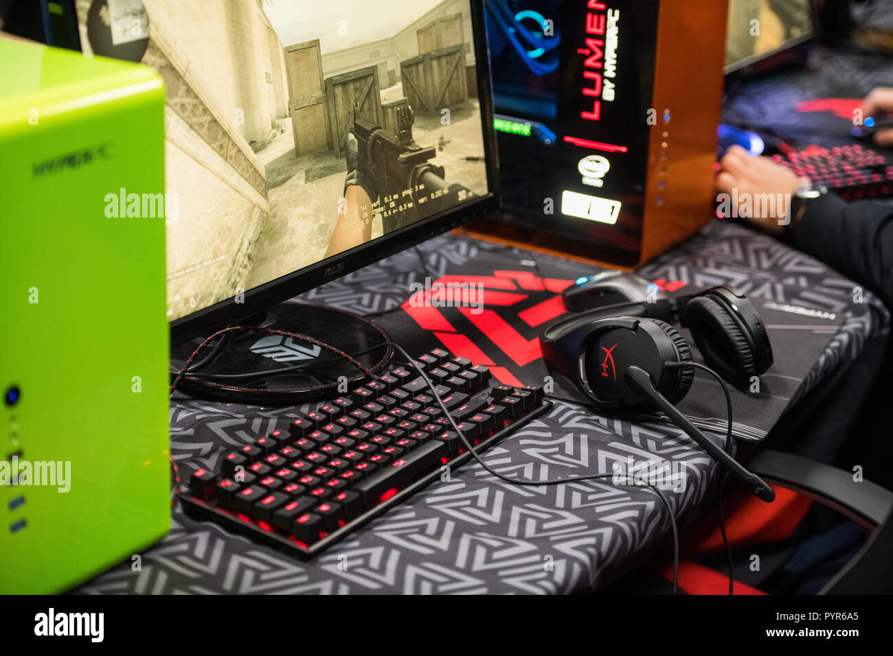 Mosca, Russia - 27 ottobre 2018: epicentro Counter Strike: offensiva mondiale esports evento. Area di lavoro del giocatore con il mouse, tastiera headse e pad. Dispositivi per cyber sport, l'e-sport. Foto Stock