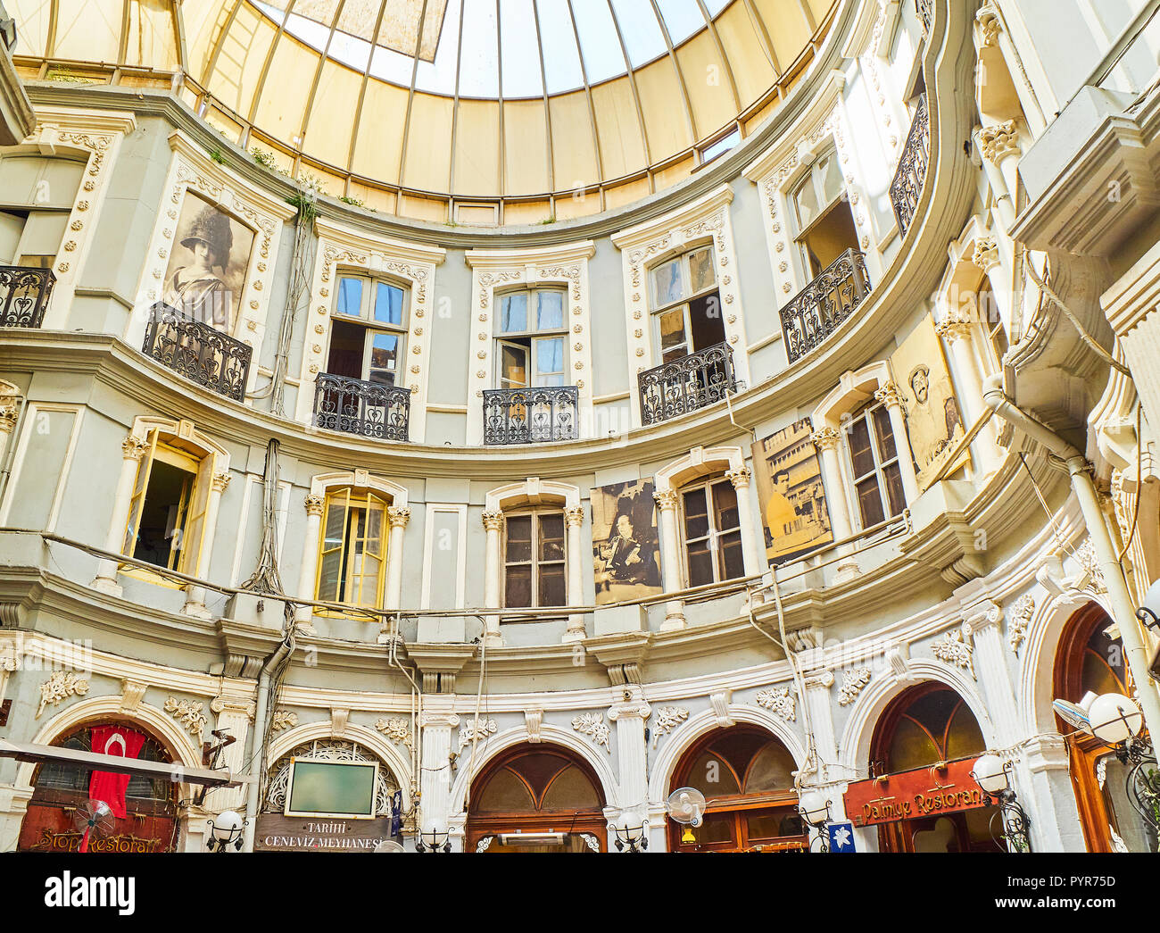 Passaggio di fiori, Cicek Pasaji, un celebre storico passaggio in viale Istiklal Beyoglu district. Istanbul, Turchia. Foto Stock