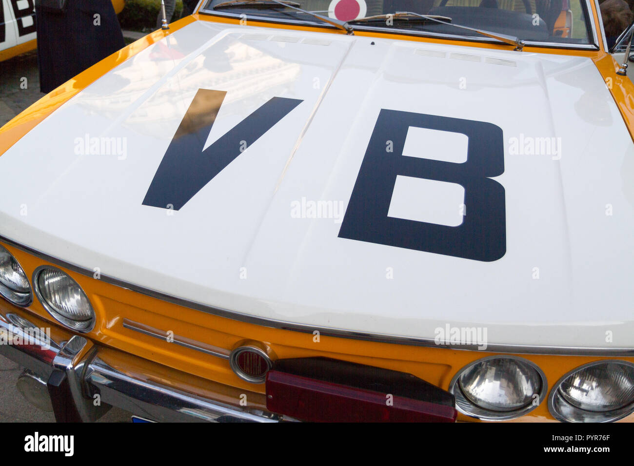 Una rievocazione della candela manifestazione di 1988/3/25 con il famigerato 'VB' (Verejna bezpecnost comunista) auto della polizia e poliziotti. Foto Stock