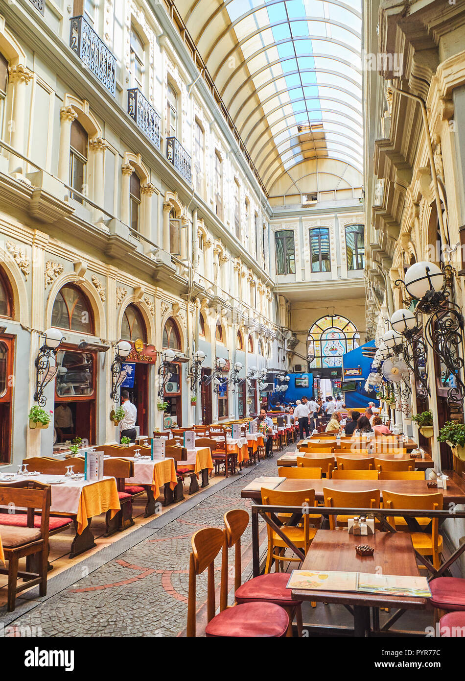 Passaggio di fiori, Cicek Pasaji, un celebre storico passaggio in viale Istiklal Beyoglu district. Istanbul, Turchia. Foto Stock
