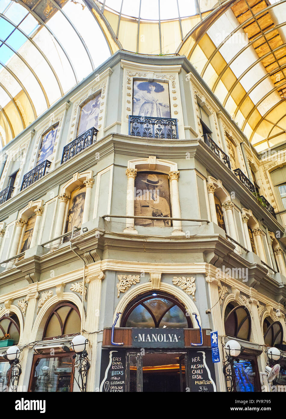 Passaggio di fiori, Cicek Pasaji, un celebre storico passaggio in viale Istiklal Beyoglu district. Istanbul, Turchia. Foto Stock