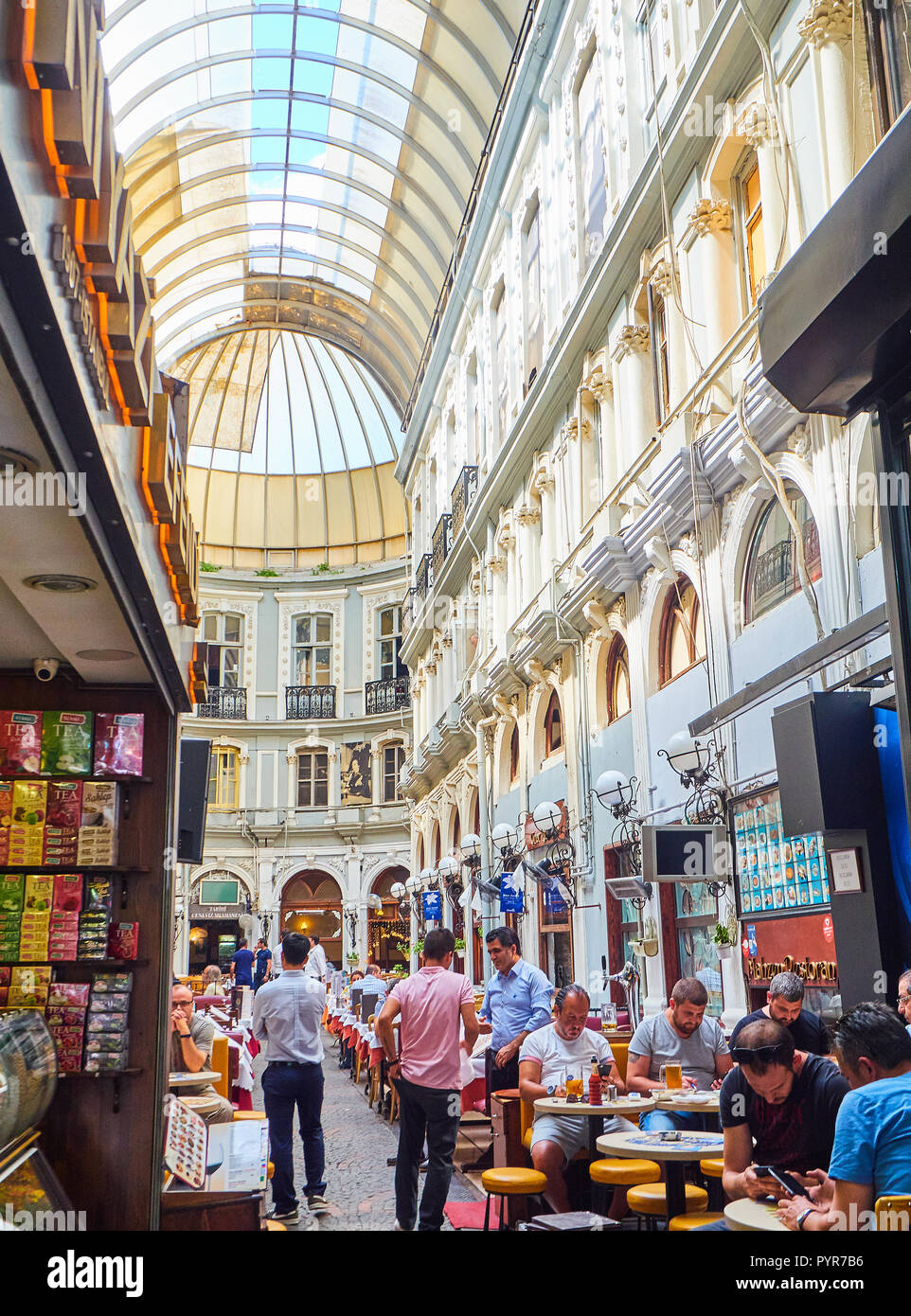 I cittadini in un bar sulla terrazza del passaggio di fiori, Cicek Pasaji, un celebre storico passaggio in viale Istiklal Beyoglu district. Istanbul, Turchia. Foto Stock