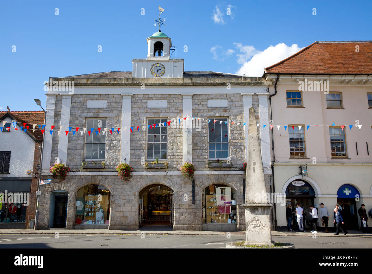 Mercato antico e pietra obelisco, presso la piazza del mercato, High Street, Marlow, Buckinghamshire, Inghilterra Foto Stock