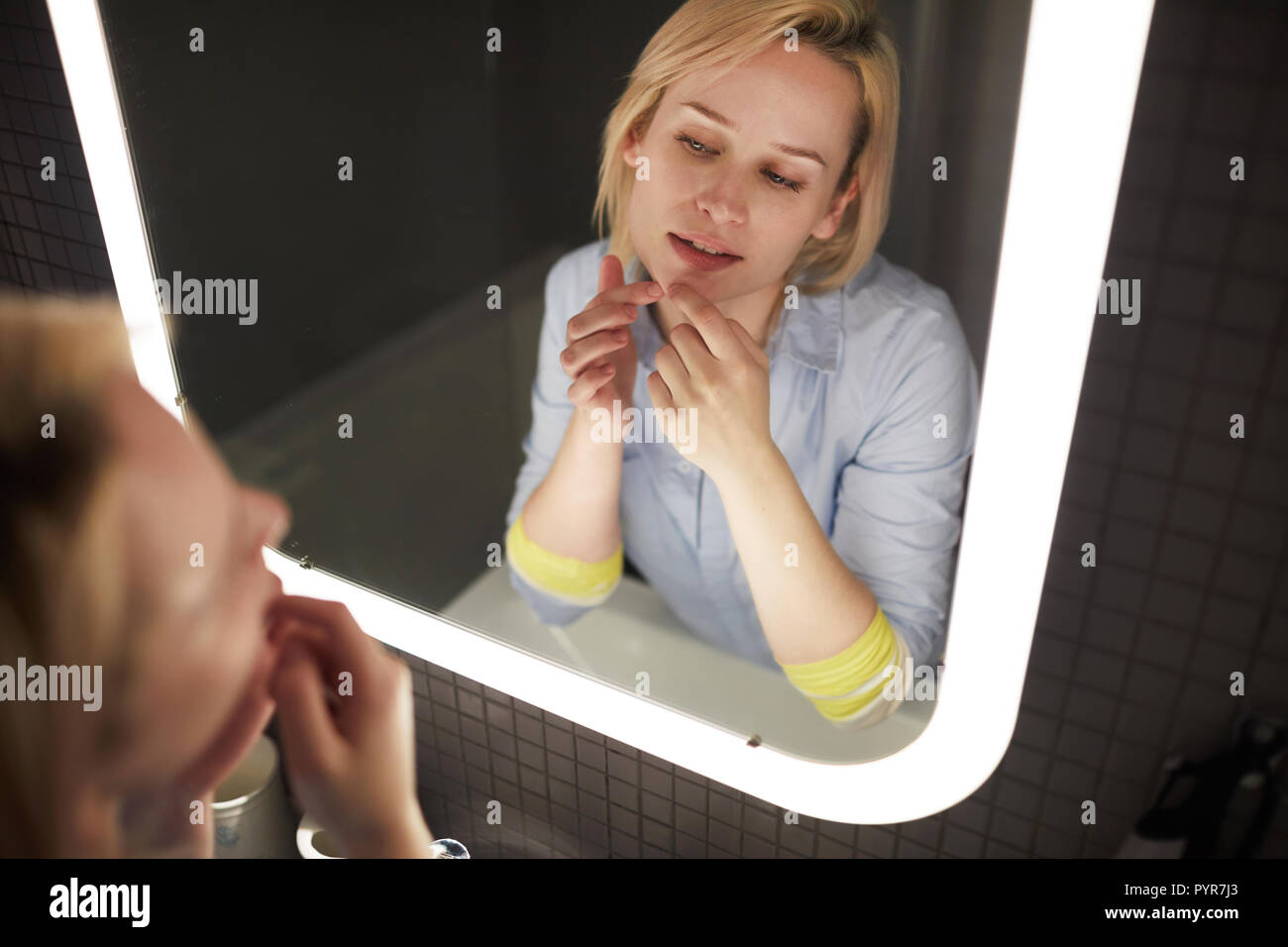 Donna Popping brufolo Foto Stock