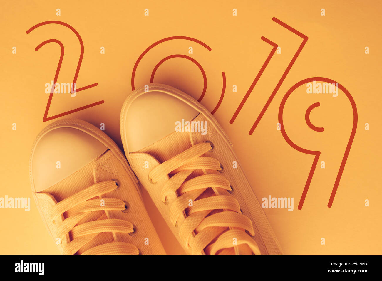 Felice anno nuovo 2019 a tutti i giovani, immagine concettuale con la gioventù moderna di stile sneakers dal di sopra Foto Stock