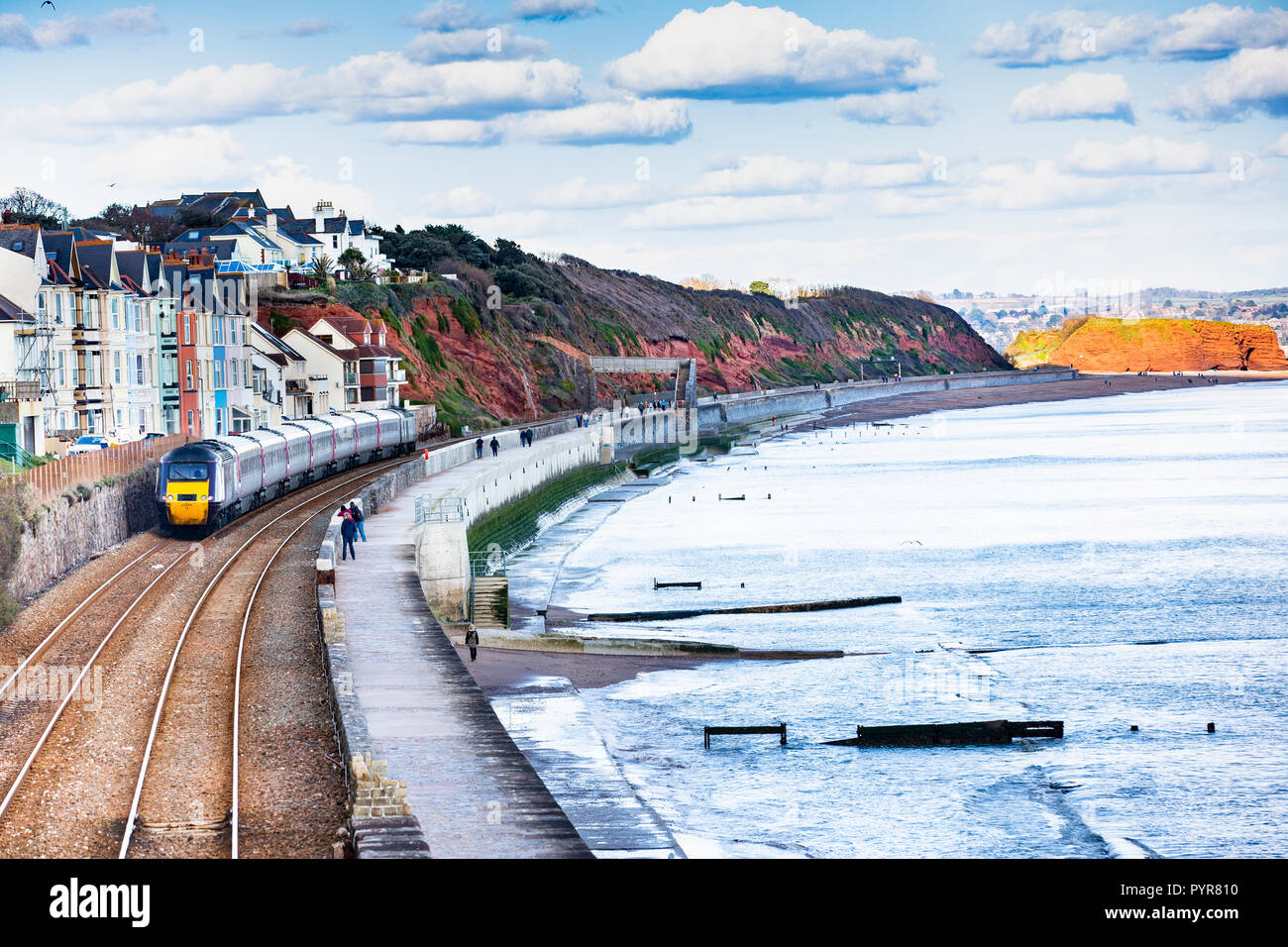 I convogli ferroviari a Dawlish rovinando nuovamente dopo i danni provocati dalla tempesta del 2014. Foto Stock