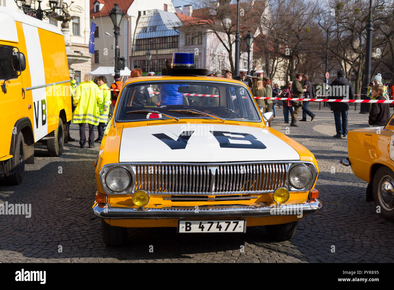 Una rievocazione della candela manifestazione di 1988/3/25 con il famigerato 'VB' (Verejna bezpecnost comunista) auto della polizia e poliziotti. Foto Stock