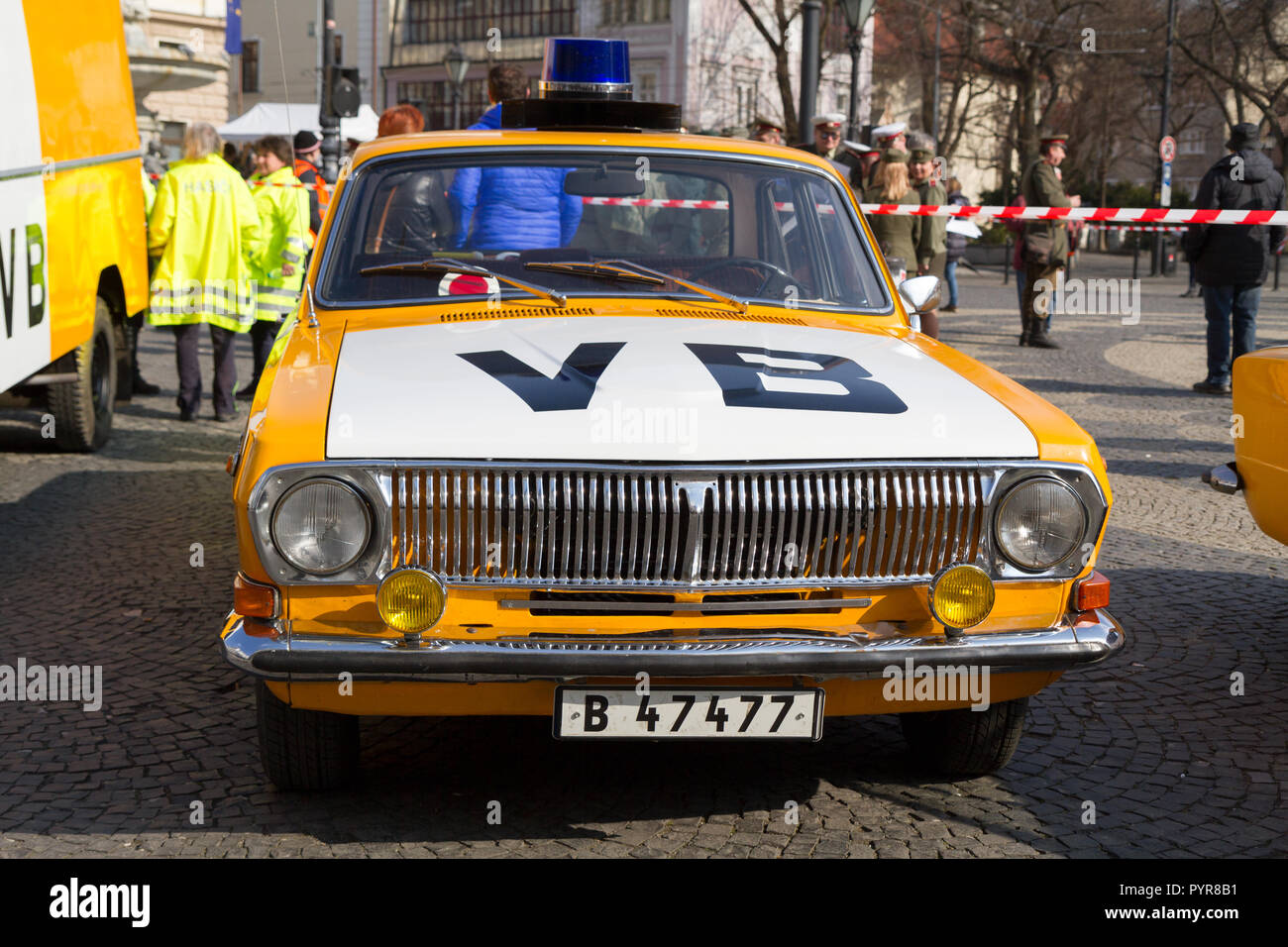 Una rievocazione della candela manifestazione di 1988/3/25 con il famigerato 'VB' (Verejna bezpecnost comunista) auto della polizia e poliziotti. Foto Stock