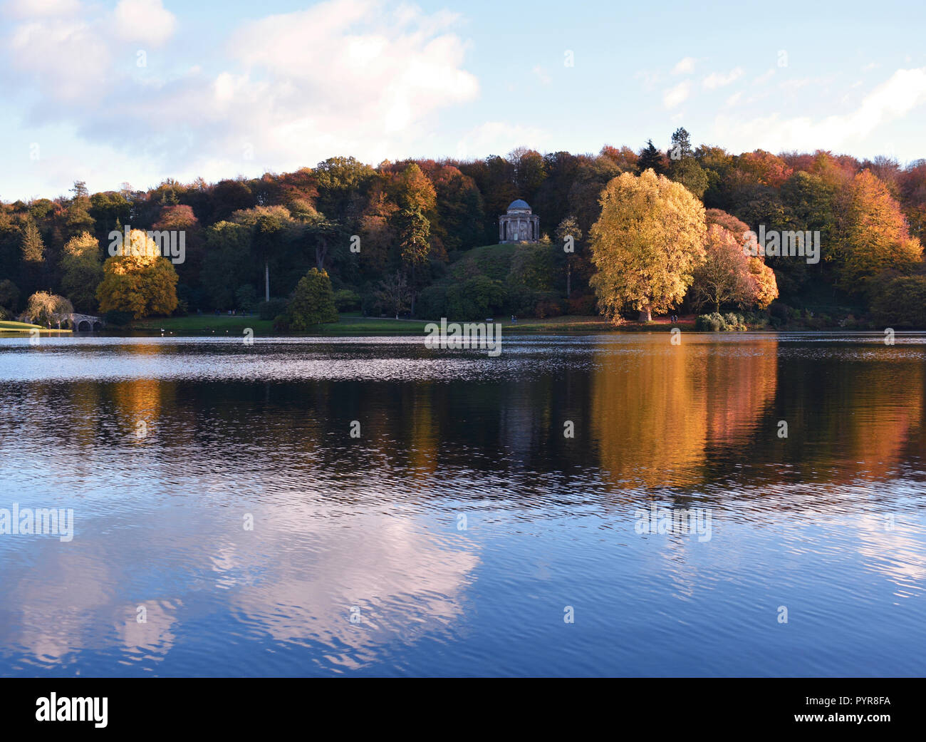 Un paesaggio autunnale riflessa in un lago Foto Stock