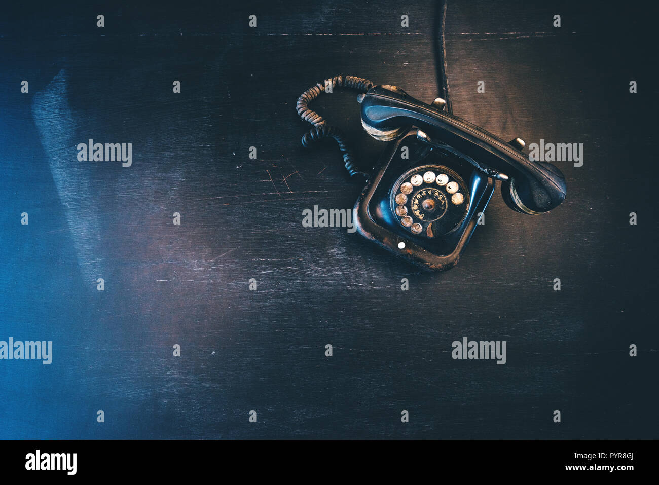 Vintage nero telefono fisso, vecchio e stagionato. Rotto il concetto di comunicazione. Foto Stock