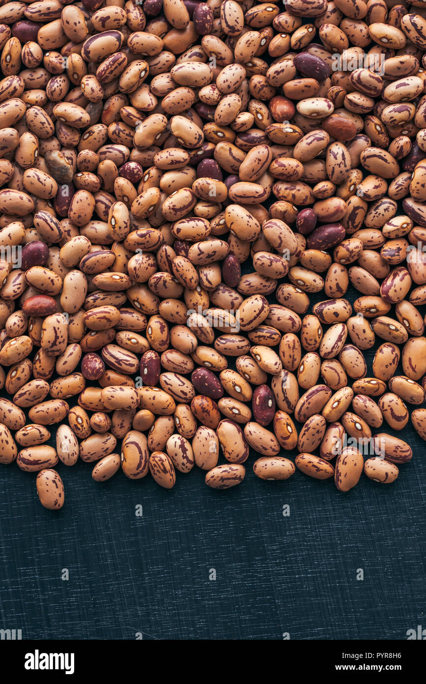 Fagioli Pinto dal di sopra con copia spazio in pianta di legume sani i fagioli come sfondo o texture Foto Stock