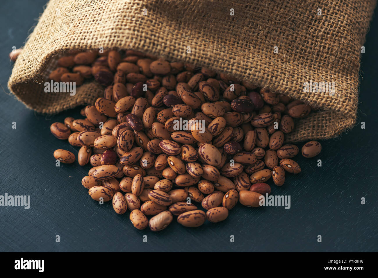 Fagioli Pinto nel sacco di tela, sano legume di fagioli, il fuoco selettivo Foto Stock