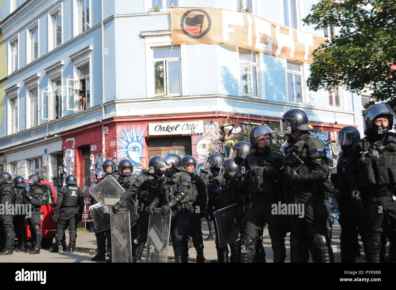 Anti G20 protesta per trasformarsi in violenti scontri urbani a Amburgo, Germania Foto Stock