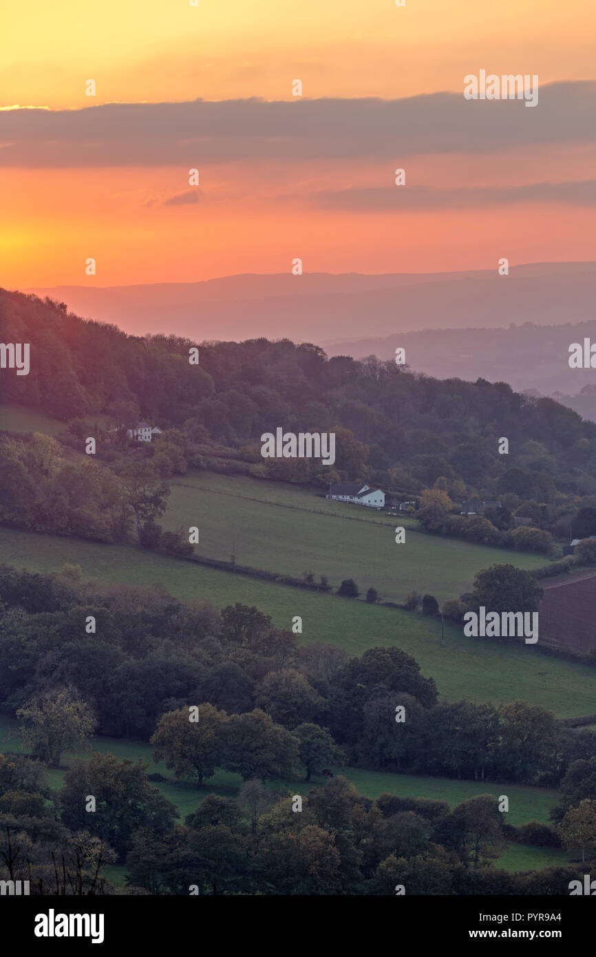 Tramonto sulla campagna gallese in Monmouthshire, Galles. Foto Stock