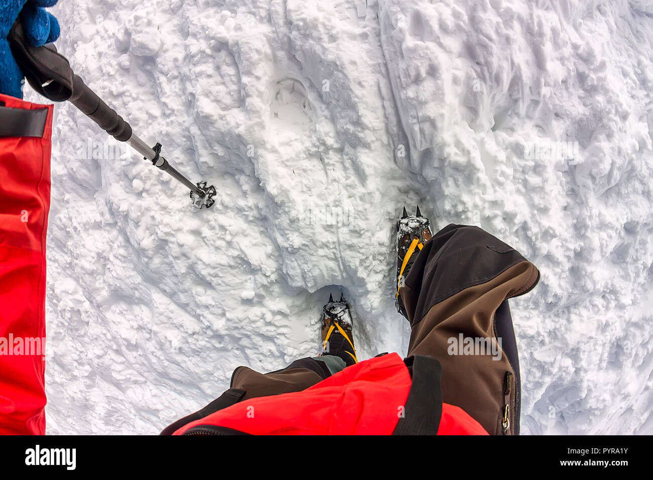 Legato scalatori di montagna di arrampicata con campo di neve legato con una corda con ghiaccio e caschi prima persona Foto Stock