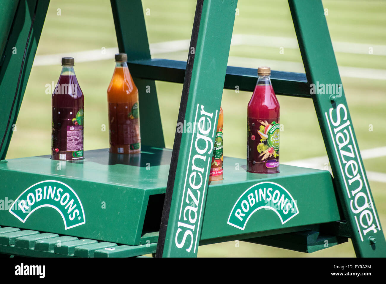 Wimbledon Tennis arbitro sedia contenenti bevande rinfrescanti Foto Stock