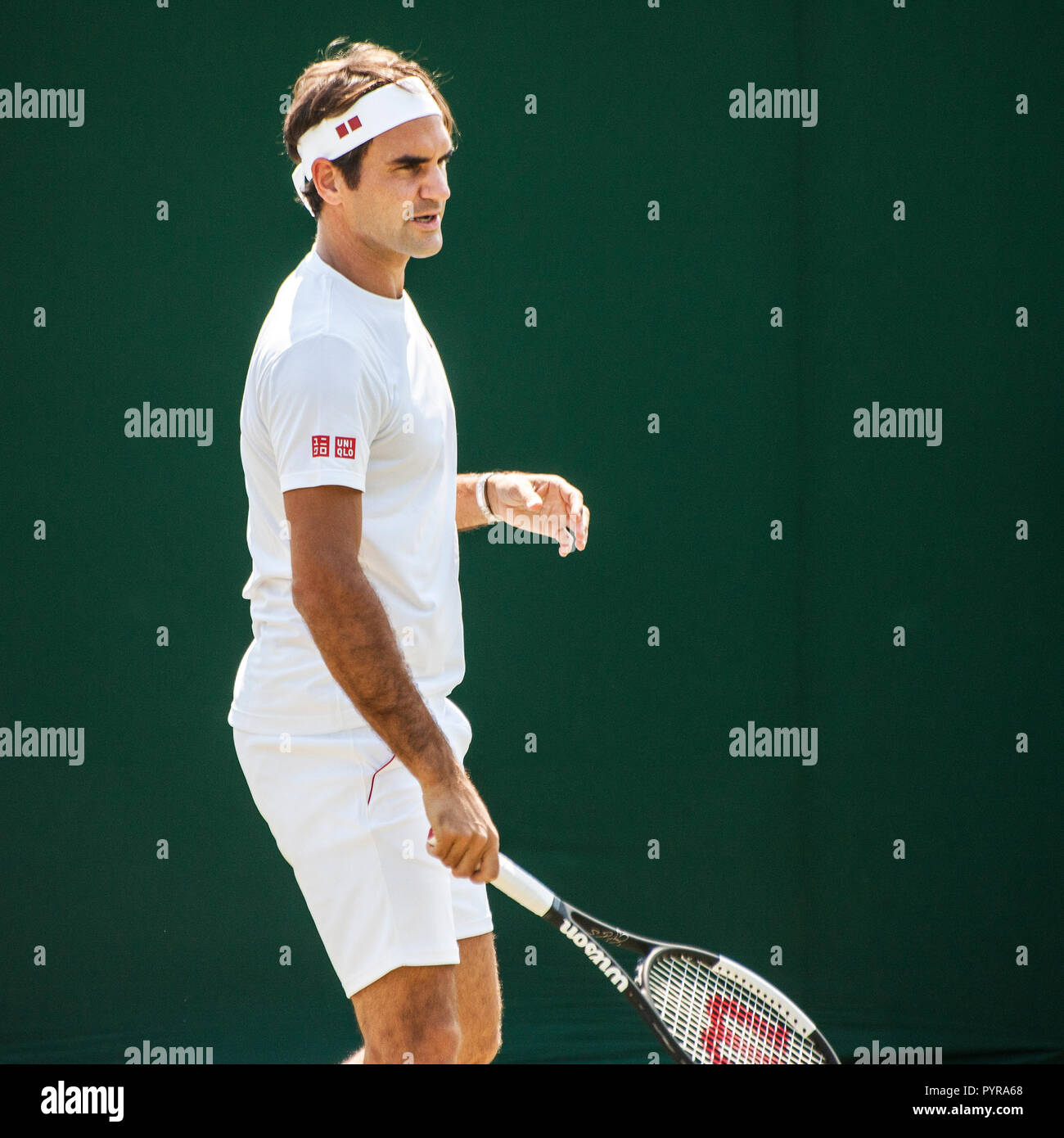 Roger Federer praticare su fuori di tribunali Wimbledon Tennis Championship 2018 pratica Foto Stock