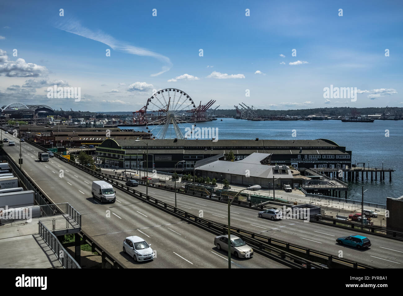 Si affacciano al modo in Alaska e Seattle Waterfront con l'acquario, la grande ruota e il porto in background, WA, Stati Uniti d'America. Foto Stock