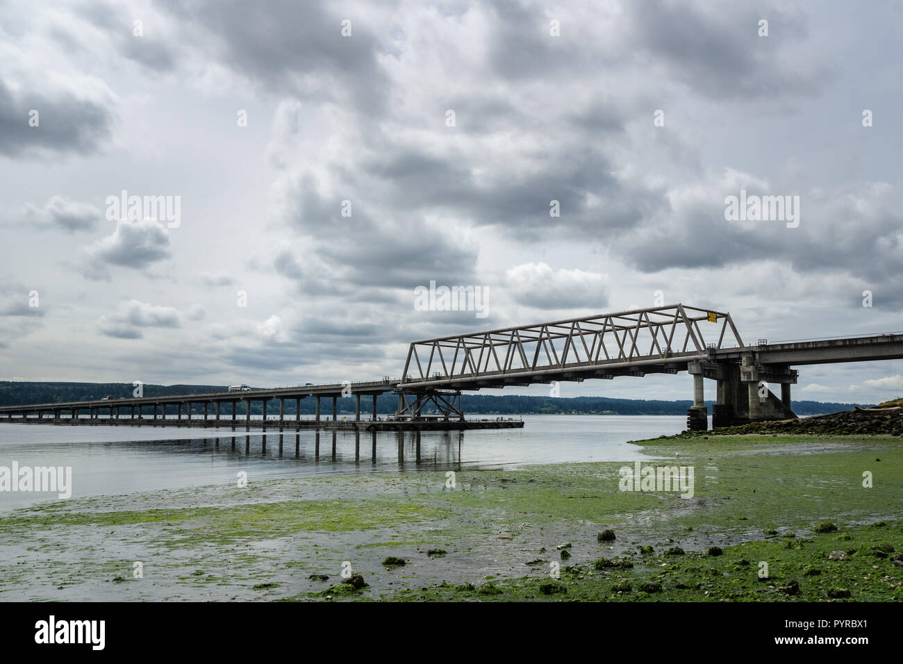 Il cofano Canal ponte galleggiante o William A. Bugge Bridge, Puget Sound, dalla Penisola Olimpica, nello stato di Washington, USA. Foto Stock