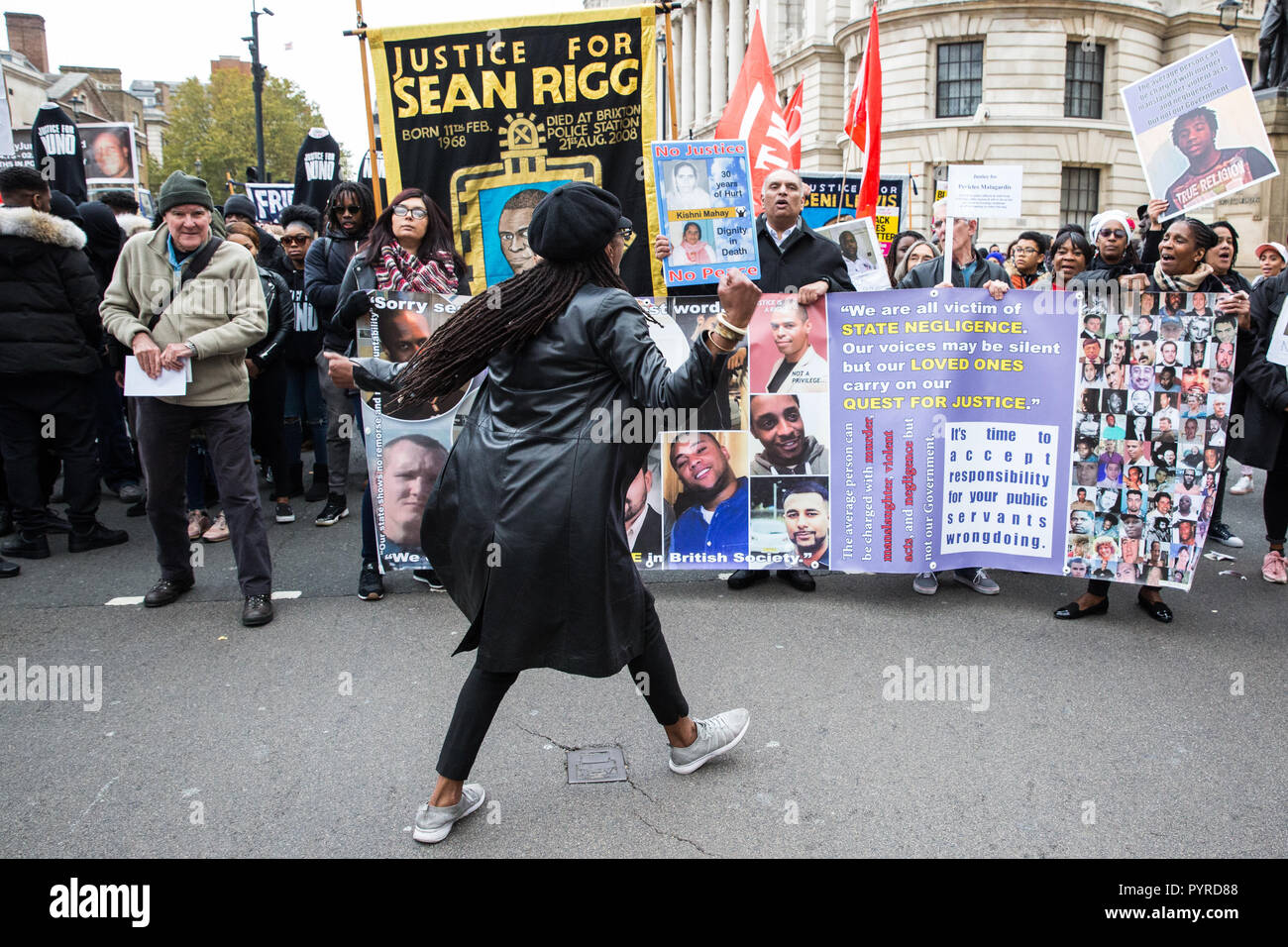 Londra, Regno Unito. 27 ottobre, 2018. Marcia Rigg, sorella di Sean Rigg, marche con gli attivisti dal Regno familiari e amici in campagna (UFFC). Foto Stock