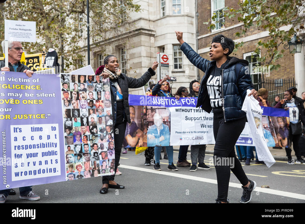 Londra, Regno Unito. 27 ottobre, 2018. Kadisha Brown-Burrell, sorella di Kingsley Burrell, marche con altri fautori del UFFC. Foto Stock