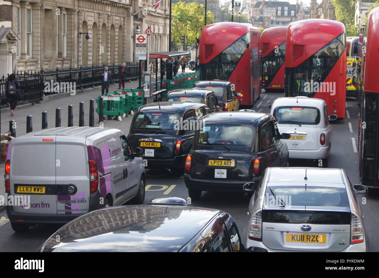 Gli autobus e i taxi di Whitehall Foto Stock