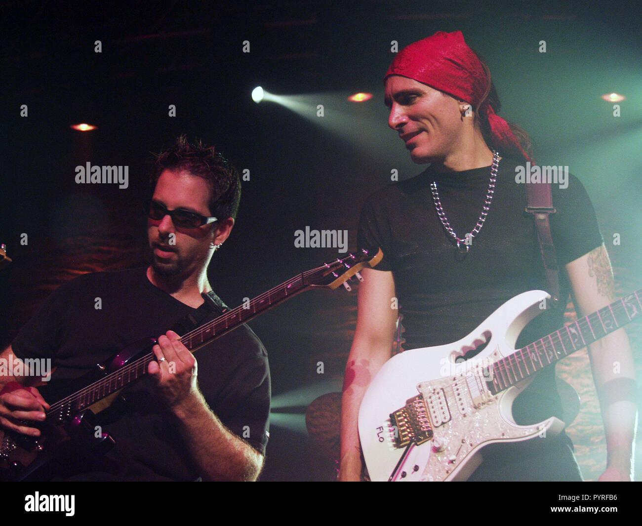 ATLANTA, GA - 19 Luglio: John Petrucci e Steve Vai eseguire durante il G3 Tour al tabernacolo in Atlanta, Georgia il 19 luglio 2001. Credito: Chris McKay / MediaPunch Foto Stock