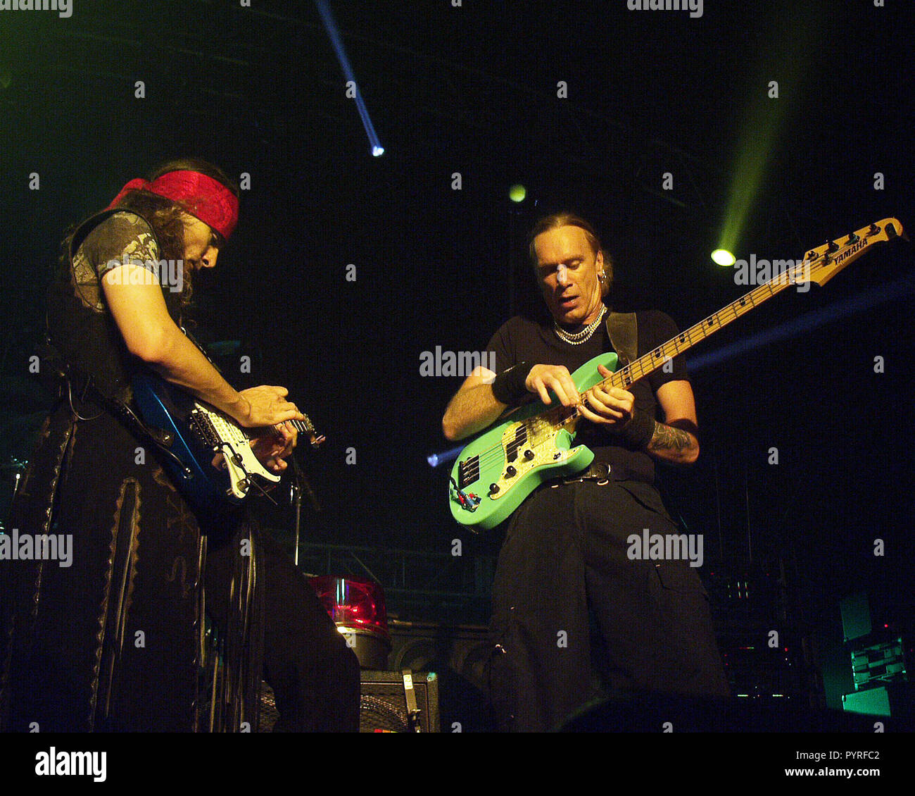 ATLANTA, GA - 19 Luglio: Steve Vai e Billy Sheehan eseguire durante il G3 Tour al tabernacolo in Atlanta, Georgia il 19 luglio 2001. Credito: Chris McKay / MediaPunch Foto Stock