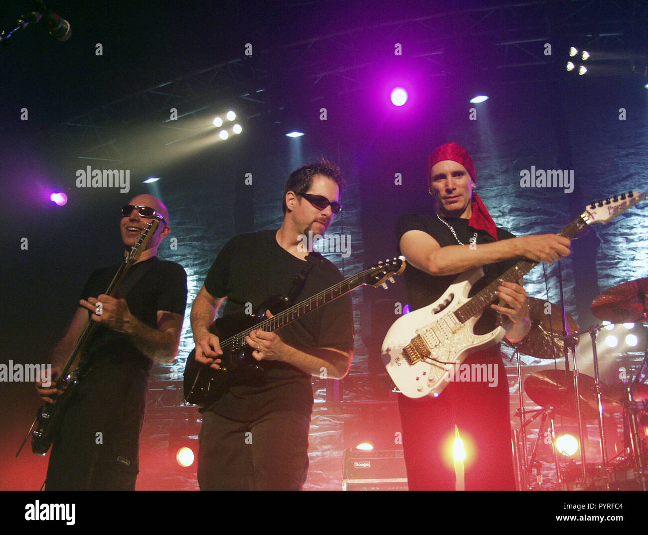 ATLANTA, GA - 19 Luglio: Joe Satriani, Giovanni Petrucci, e Steve Vai eseguire durante il G3 Tour al tabernacolo in Atlanta, Georgia il 19 luglio 2001. Credito: Chris McKay / MediaPunch Foto Stock