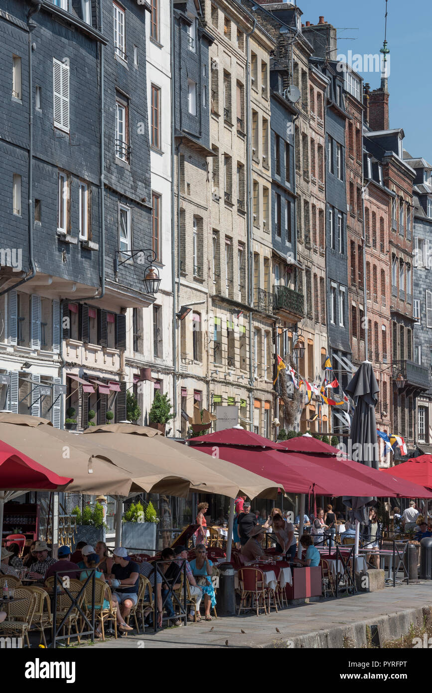 Il Quayside caffetterie e edifici storici nella città medievale di Honfleur, Calvados, Normandia, Francia. Foto Stock