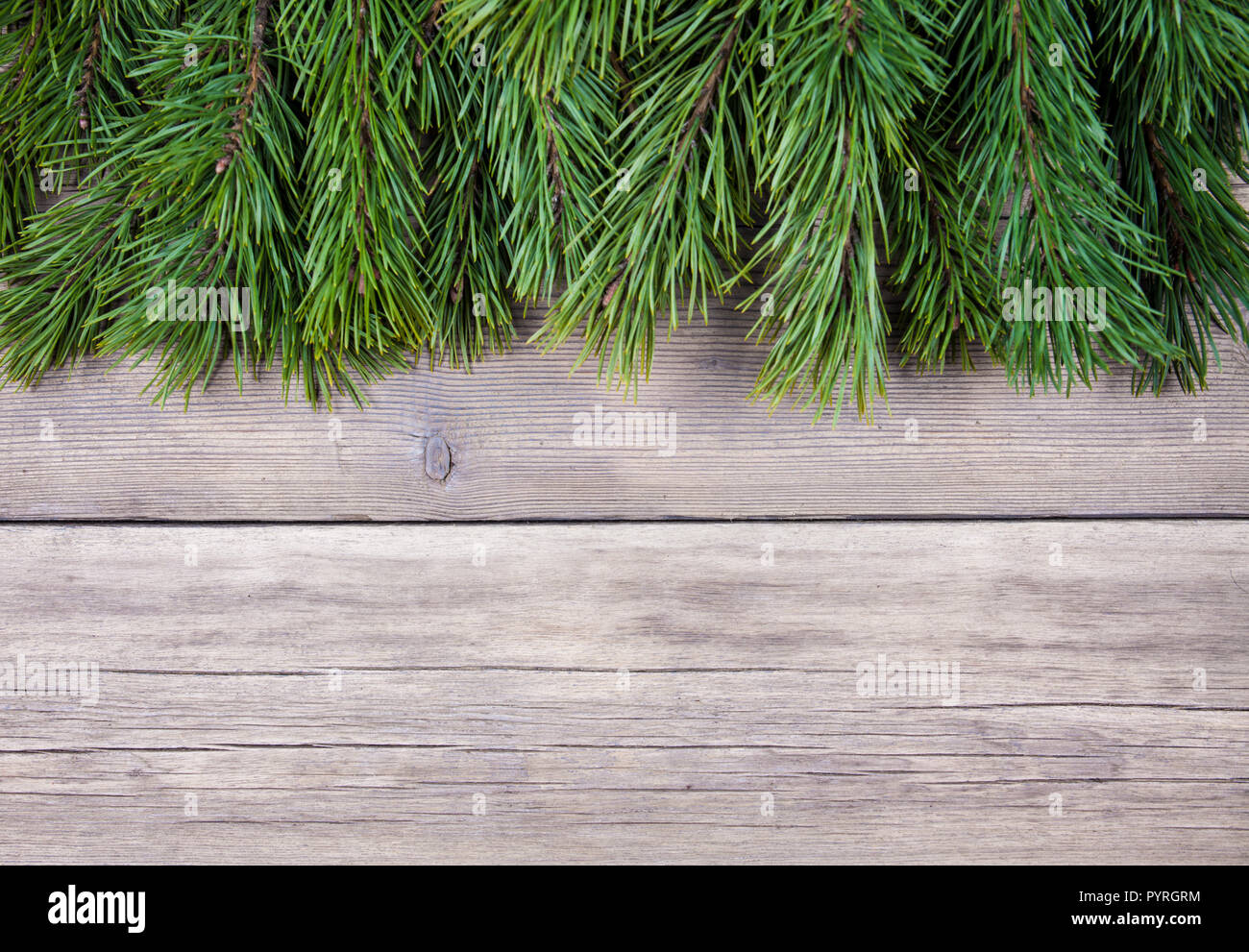 Natale abete su uno sfondo di legno Foto Stock
