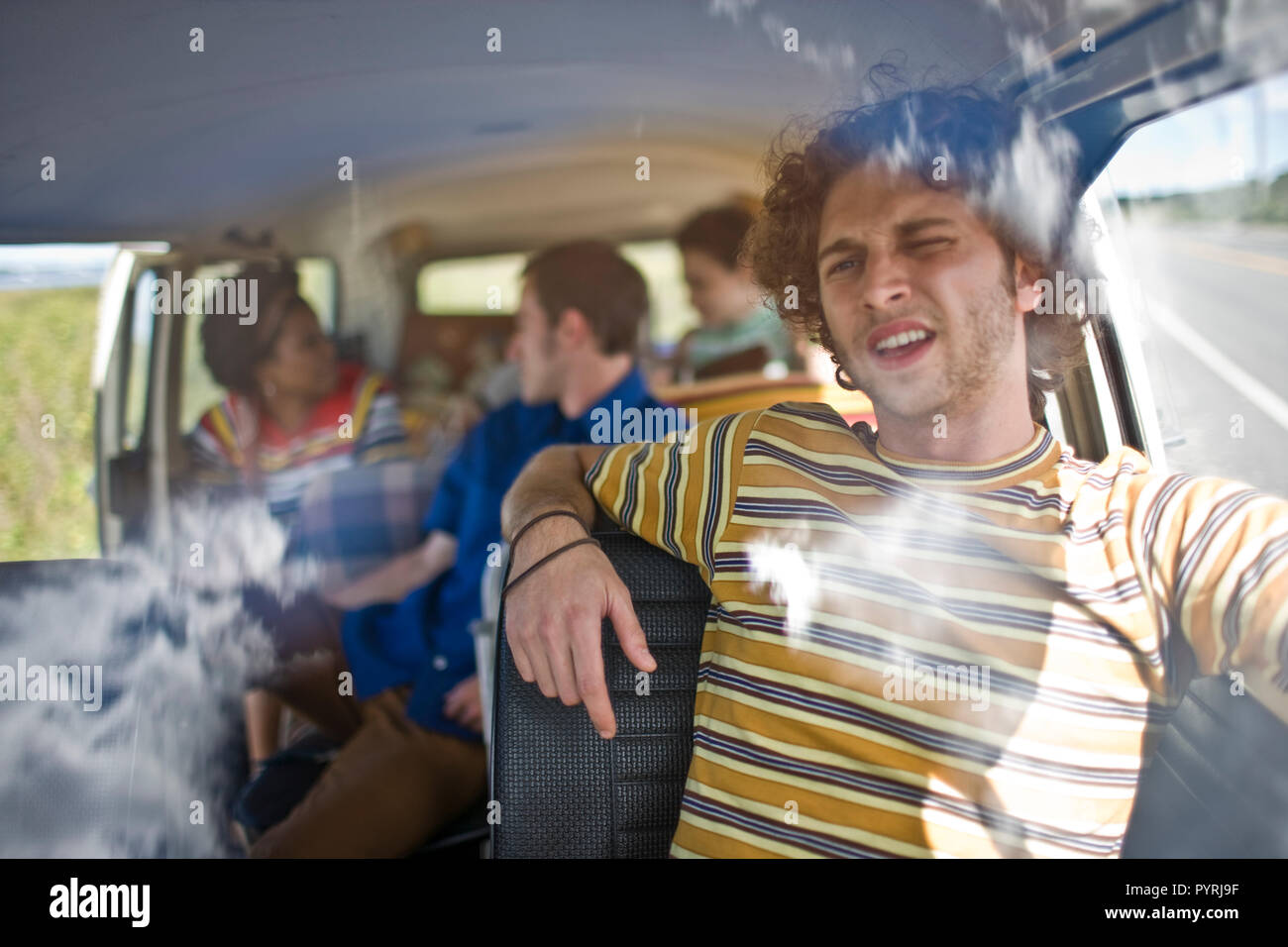 I giovani seduti all'interno di un furgone. Foto Stock